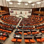 TBMM'de kartlar yeniden karıldı! Üç vekil AK Parti'ye geçti