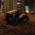 Adana'da 30 metre savrulan otomobil toprak yığınına çarparak durdu