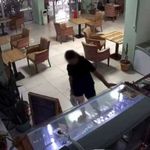 Adana'da kütüphane kafede pes dedirten hırsızlık