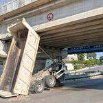 Adana'da damperi açılan ASKİ kamyonu tren köprüsüne takıldı