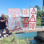 Adana'da kazaların eksik olmadığı yolda vatandaş çözümü kendi tabelasında buldu