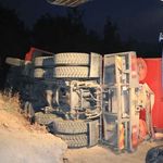 Karaisalı’da arazöz devrildi, 2 işçi hastaneye kaldırıldı