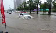 Adana’da sağanak hayatı felç etti: Cadde ve bulvarlar göle döndü