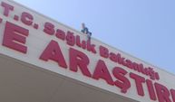 Hastane çatısına çıkan şahsı "Karpuz var, gel" diyerek ikna ettiler