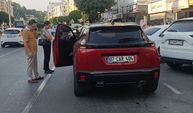Motosikletli kadın otomobilin kapısına çarptı: “Acil işim var” deyip gitti