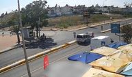 Çarpışmanın etkisiyle yola savruldu: Kaza kameraya yansıdı