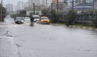 Adana'da yollar adeta göle döndü