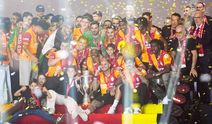 Galatasaray 26. şampiyonluk kupasını RAMS Park’ta kaldırdı