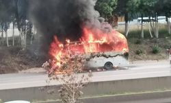 Adana’da alevler içinde kalan midibüs kül oldu