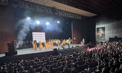 Adana’da öğretmenlerden müzik ve dans şöleni