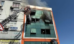 Adana'da alevler can alıyordu: İşçiler camdan atladı