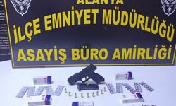 Antalya'da şüpheli şahısın üzerinden silah ve hap çıktı