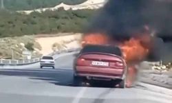 Alevler otomobili yuttu, sürücü son anda kurtuldu