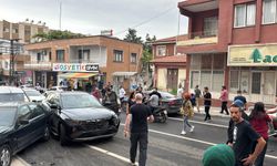 Hatay’da freni boşalan kepçe 4 aracı ezdi
