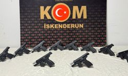 Hatay'da otomobilin içinden cephanelik çıktı