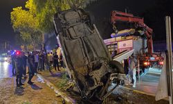 Adana’da ilginç kaza: Otomobil dik kaldı