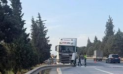 İki tır ve bir otomobil çarpıştı otoyol savaş alanına döndü