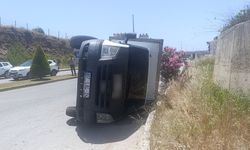 Kamyonet devrildi, sürücü hastaneye gitmek istemedi