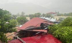 Kozan’da sağanak ve fırtına hayatı felç etti