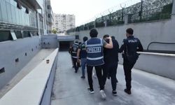 Mersin’de bir iş yeri önünde silahlar konuştu