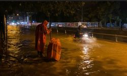 Osmaniye’de yollar göle döndü, yıldırım geceyi aydınlattı