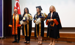 56 yaşında birincilikle mezun oldu: İletişim Fakültesi’nde duygusal tören