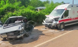 Adana'da feci kaza: Ambulans ile otomobil kafa kafaya çarpıştı