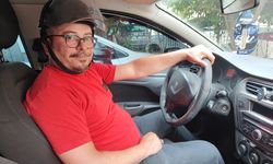 Adana’da kask komedisi: Otomobil kullanırken kask takmadığı için ceza yedi