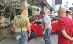 Adana’da korkutan kaza: Kontrolden çıkan otomobil mağazaya girdi