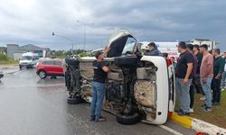 Alkollü sürücü kaza yaptı, yan yatan araç sürücüsü yaralandı