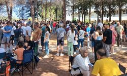 Evlatlar için dualı bekleyiş: Veliler sınav önlerinde kuran okuyarak dua etti