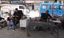 Gölhisarlı ustalar bıçakları kurban için hazırlıyor