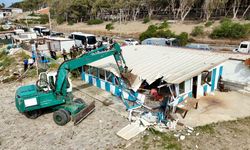 Karataş sahili kaçak yapılardan temizleniyor