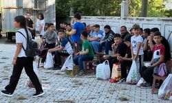 Kaş'ta 1 asırlık arife geleneği: Çocuklara şeker ve harçlık dağıtıldı