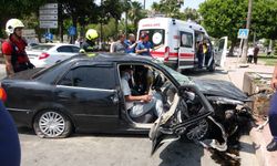 Kavşakta dehşet: Otomobil iki motosiklete çarptı, 1'i ağır 3 yaralı