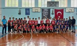 Voleybol rüzgarı Kozan’da esti