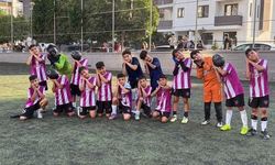 Küçük yıldızlardan maskeli zafer pozu