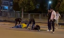 Mersin’de yolda yürüyen gençlere ateş açıldı