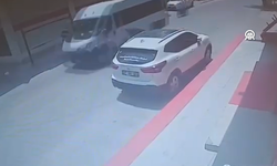 Motosikletli sürücü iki aracın arasında kaldı: O anlar kameralara yansıdı