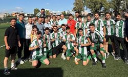 Yeşil-Beyazlı gurur: Karaisalıspor şampiyonluk kupasını kaldırdı