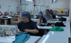 Yüreğirli kadınlar tekstil atölyesinde hem üretiyor hem kazanıyor
