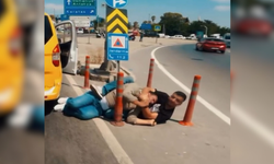 Adana'da film gibi kavga: Yol ortasında arkadaşının boğazına sarıldı