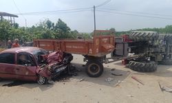 Adana’da otomobilin çarptığı traktör devrildi: 2 sürücü yaralandı