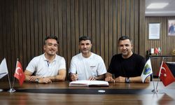 Adanalı futbolcu Ömer Bozan Etimesgut Belediyespor ile sözleşme yeniledi