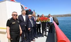 Ceyhan’da Kabotaj Bayramı coşkusu: Şehitler anısına denize çelenk bırakıldı