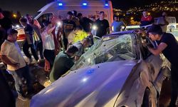 Hatay’da refüje çarpan otomobilde aynı aileden 4 kişi yaralandı