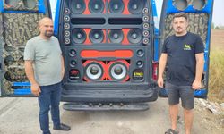 Kulakları oynatan güç! Adana’da minibüs içine kurulan ses sistemi 160 desibeli aştı