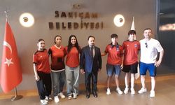 5 Ocak Demirspor Kadın Futbol Takımı’ndan Bilal Uludağ’a Anlamlı Ziyaret