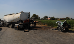 Adana’da feci kaza: Tanker karşı şeride geçerek otomobile çarptı