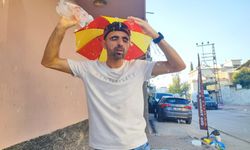 Adana’da kavurucu sıcaklara karşı İlginç çözüm: Kafasına şemsiye takarak geziyor!